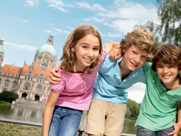 Kinder vor dem Neuen Rathaus
