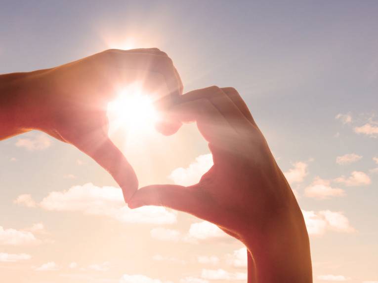 Zwei Hände formen ein Herz