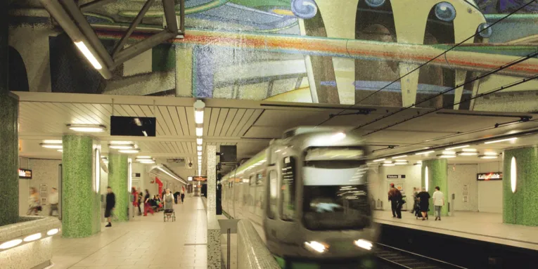Stationen Kröpcke med kørende tog.