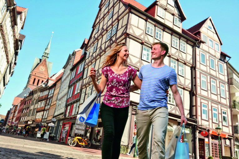 Touristen beim Einkaufsbummel durch die Altstadt