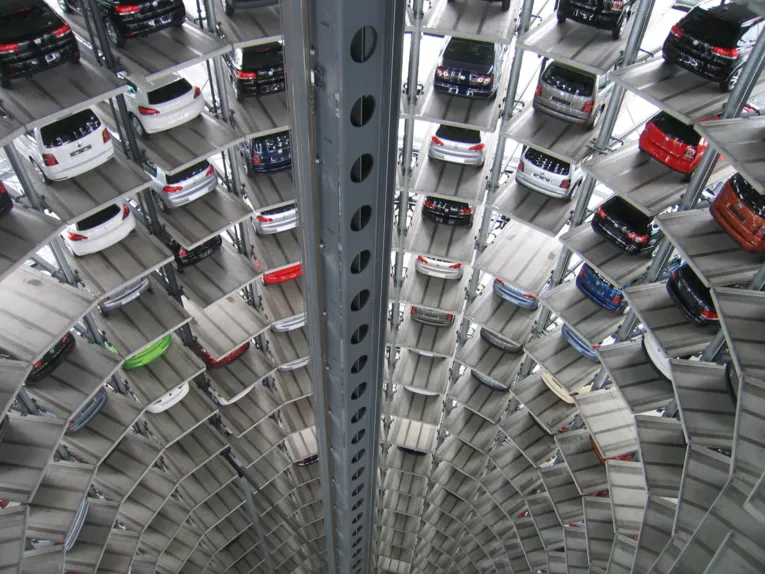 In einem runden Turm stehen viele Autos.