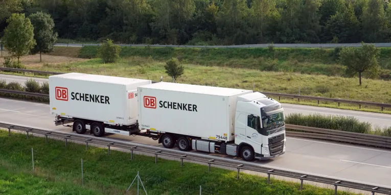 Ein LKW mit Anhänger auf einer Straße.