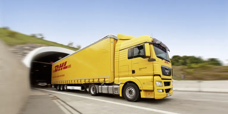 Ein LKW kommt aus einem Tunnel gefahren.