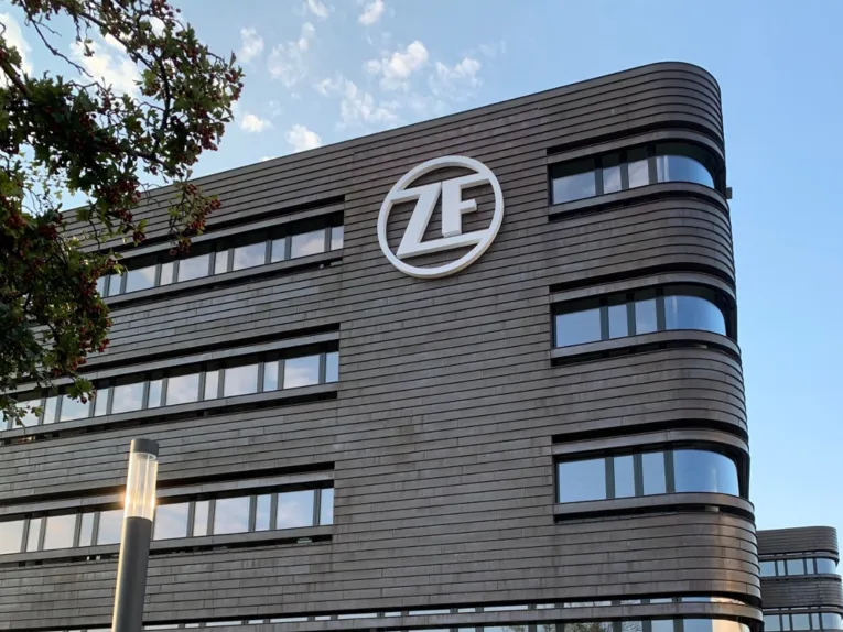 Nowoczesny budynek biurowy z logo na fasadzie.