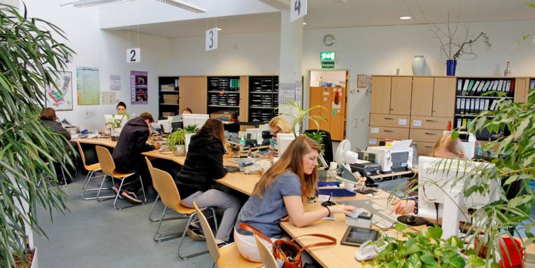 Kunderne sidder over for medarbejderne på borgerkontoret
