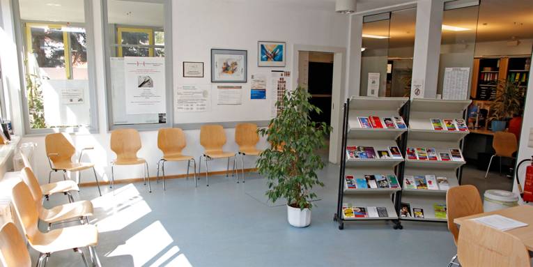 Light-flooded waiting room in the Döhren citizens' office with chairs and information material