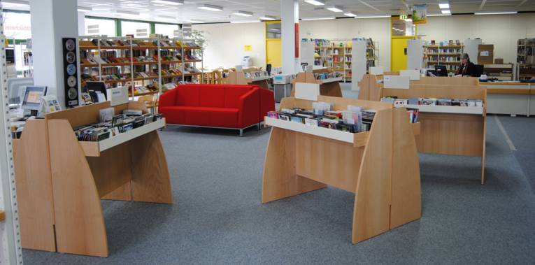 Musik CDs, H&ouml;rstation und rotes Sofa