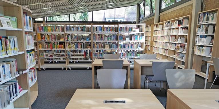 Innenansicht, braunes Sofa