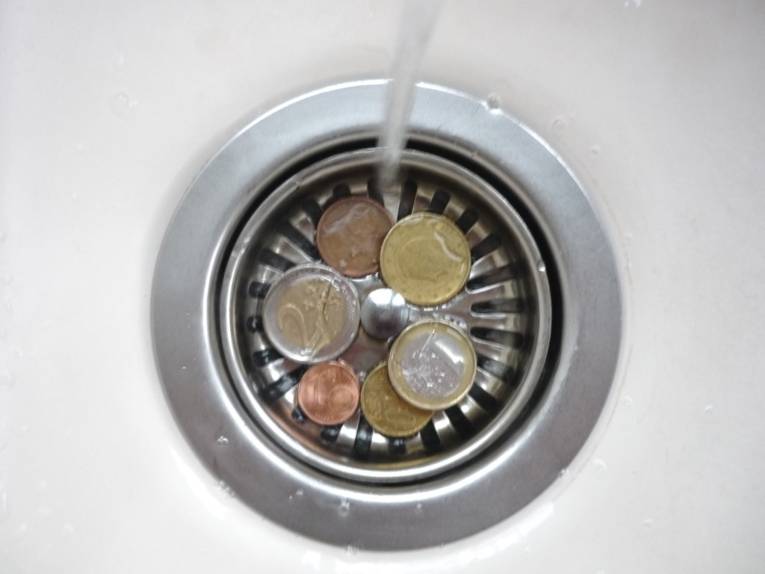 Münzen in einem Abfluss
