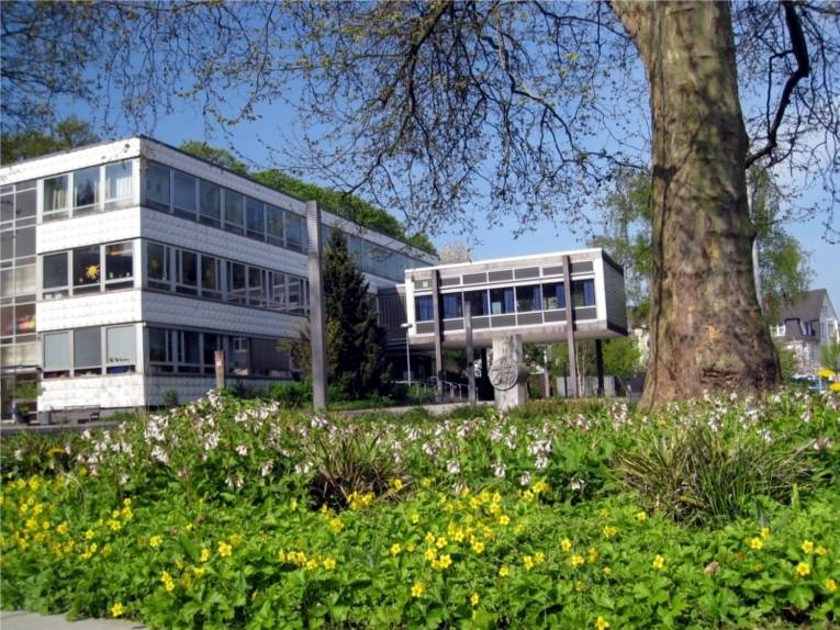 Außenansicht vom Bürgergemeinschaftshaus Ahlem. Neben dem Gebäude steht ein sehr großer Baum.