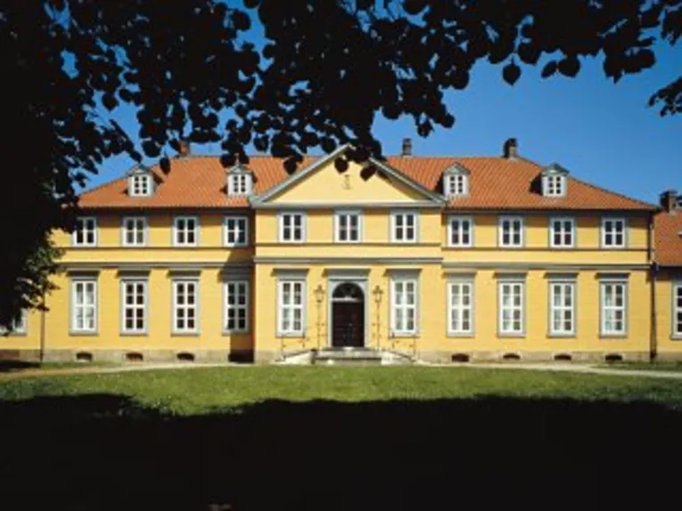 Das imposante gelb gestrichene Fürstenhaus von außen.