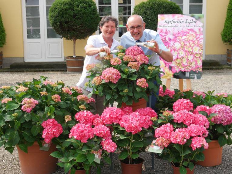 Züchterin Katrin Meinl und Direktor Ronald Clark