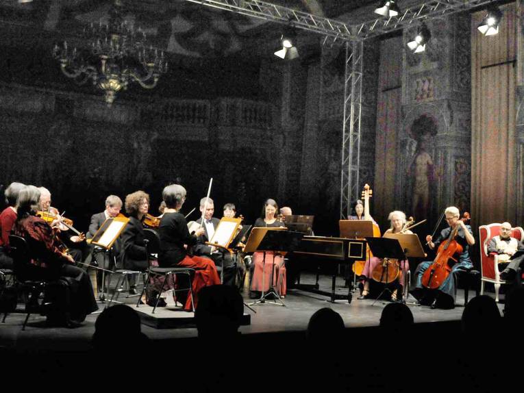 Die hannoversche Hofkapelle während eines Konzerts in der Galerie Herrenhausen