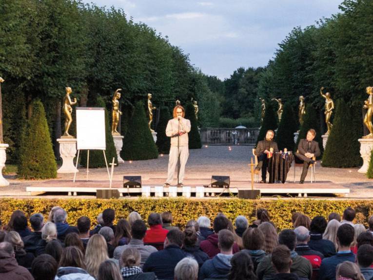 Theaterbühen im Freien mit Zuschauern.