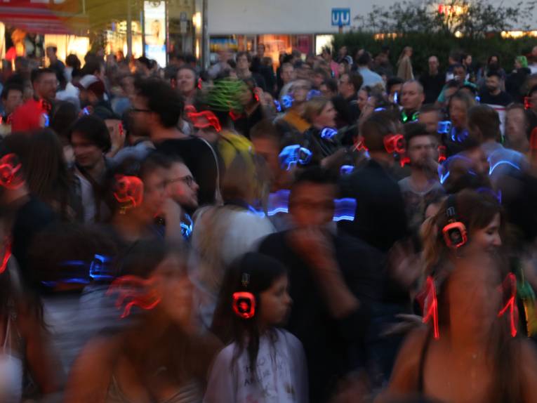 Silent Disco-Party am Steintor mit 500 Kopfhörern. Drei DJs spielen auf drei Musikkanälen verschiedene Musikstile. 