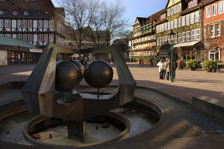 Blick auf den Ballhofbrunnen und Ballhofplatz