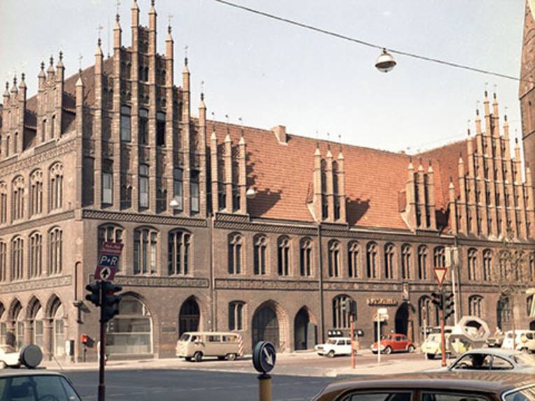 Altes Rathaus von der  Schmiedestraße aus gesehen.  Foto von Hans Pusen, o. J.


