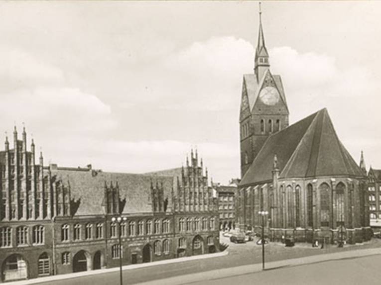 Altes Rathaus und Marktkirche von der Schmiedestraße aus gesehen, Foto