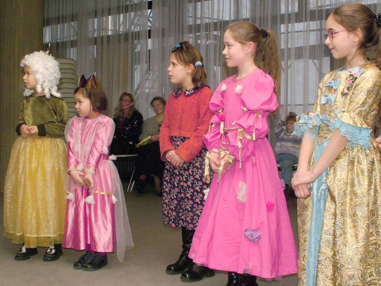 Kinder in Kostümen beim Tanzen