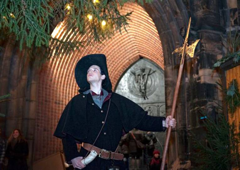 The night watchman signals the end of the Christmas market