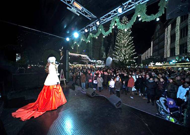 Christmas-themed stage show at the Hannover Christmas Market