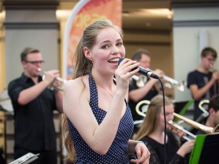 Sängerin mit Bigband der Musikschule “clean, fine & funky” auf der Bühne