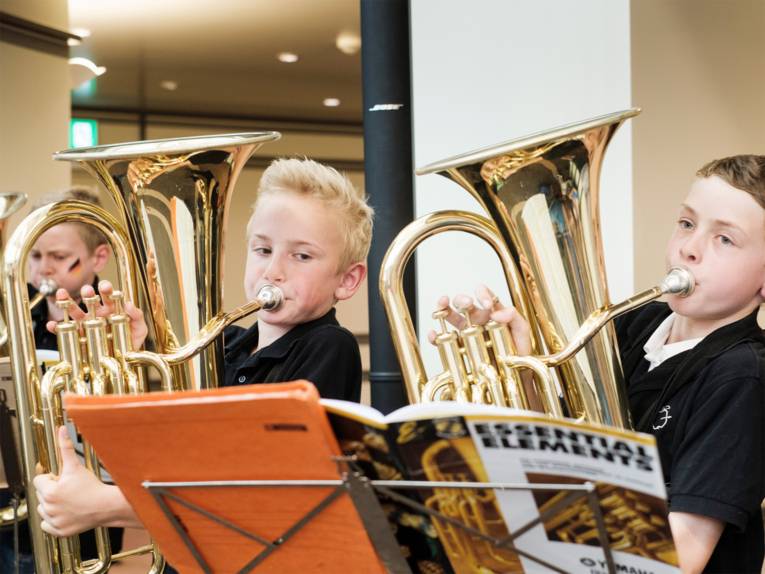 Schüler der Bläserklasse Schillerschule spielen auf Euphonium