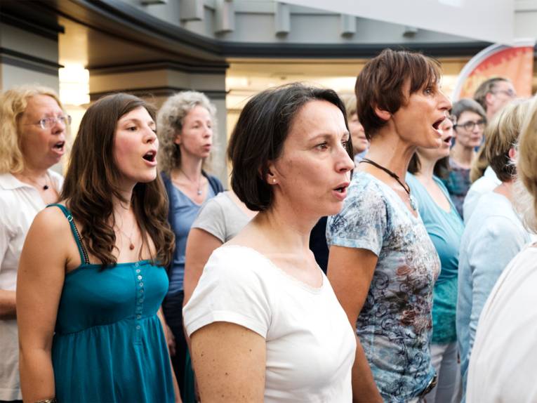 Zwölf Sängerinnen vom Jazzchor “Swing it” der Musikschule auf der Bühne