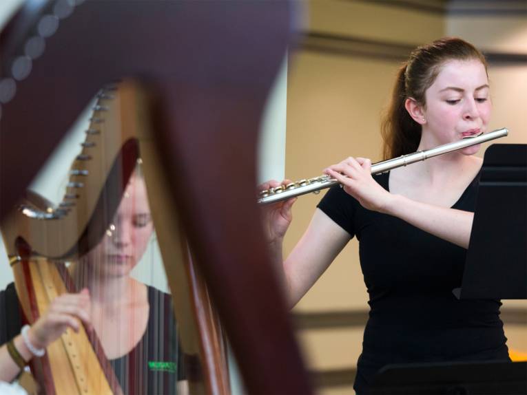 Harfinistin und Flötistin der Musikschule Hannover auf der Bühne