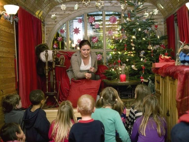 Eine Märchenerzählerin und ihre kleinen Zuhörer