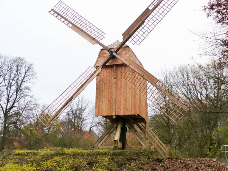 Renovierte Bockwindmühle auf einer Anhöhe