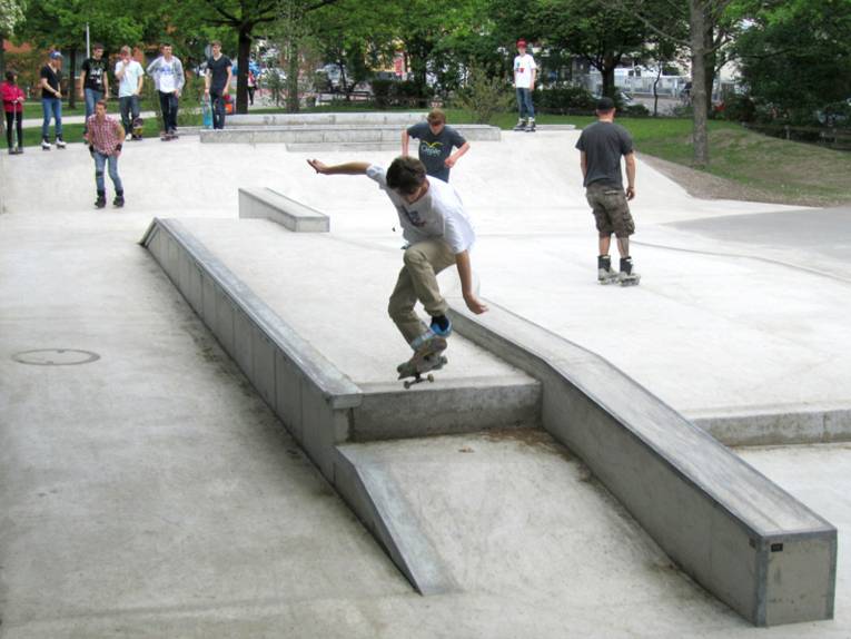 Jugendliche Skater auf dem Welfenplatz