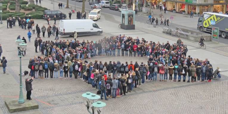 300 Schülerinnen und Schüler der Humboldtschule bilden am 15.12.2016 am Holocaust-Mahnmal am Opernplatz einen Davidstern zum an die Deportation hannoverscher Juden 1941 nach Riga.