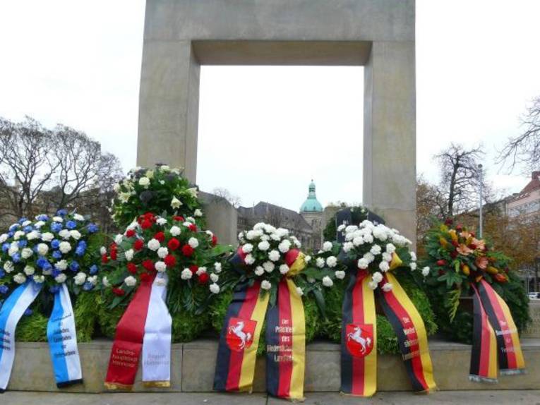 Kranzniederlegung zum Volkstrauertag am Mahnmal Opernplatz
