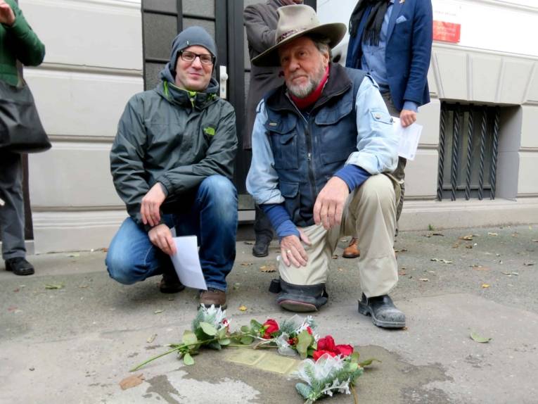 Stolperstein-Pate Alexander Möller übernahm 2017 die Patenschaft für die drei Stolpersteine für Familie Wallach vor dem Haus Ferdinand-Wallbrecht-Straße 23