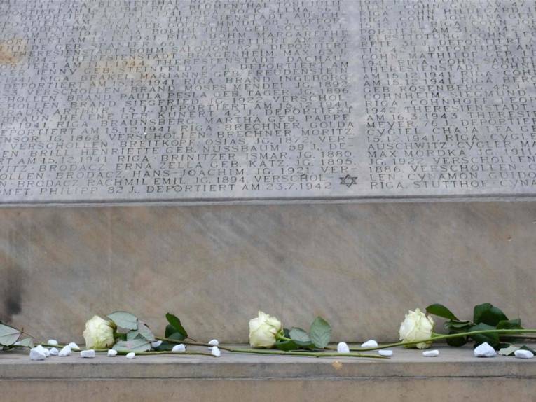 Am Holocaust-Mahnmal am Opernplatz gedenken die Bürger*nnen der Stadt hannover immer am 15. Dezember an die Deportationen jüdischer Hannoveraner*innen und den jüdischen Opfern der nationalsozialistischen Verfolgung.