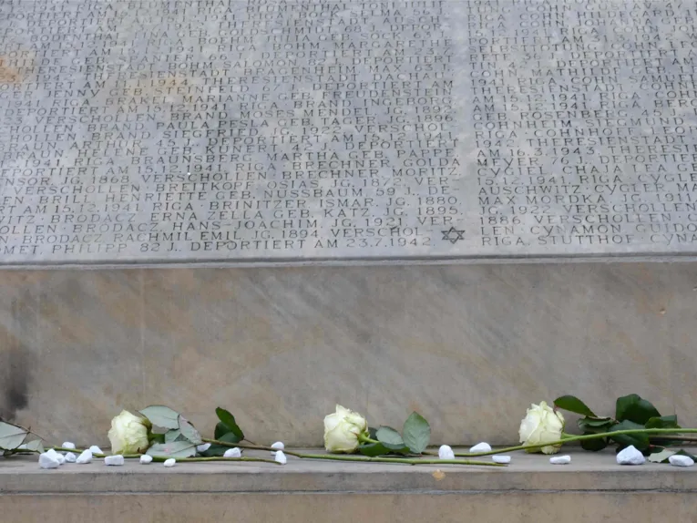 Am Holocaust-Mahnmal am Opernplatz gedenken die Bürger*nnen der Stadt hannover immer am 15. Dezember an die Deportationen jüdischer Hannoveraner*innen und den jüdischen Opfern der nationalsozialistischen Verfolgung.