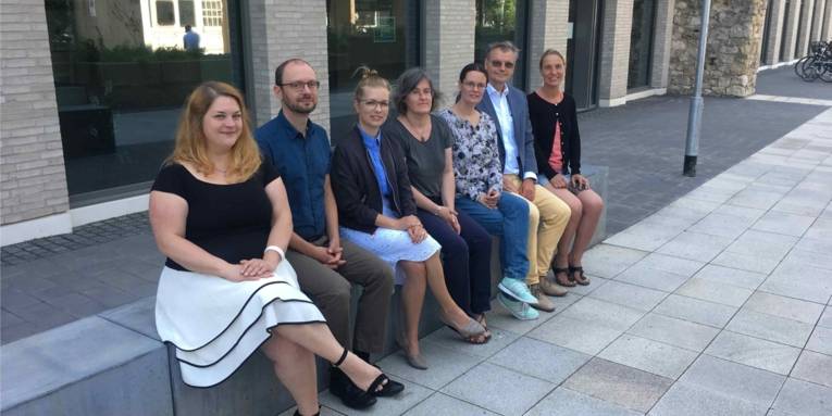 Bild des Teams der Städtischen Erinnerungskultur u. ZeitZentrum Zivilcourage: v.l. Julia Berlit-Jackstien, Marian Spode-Lebenheim, Dr. Wiebke Hiemesch, Dr. Edel Sheridan-Quantz, Imke Knoll, Dr. Karljosef Kreter, Yvonne Sowa.