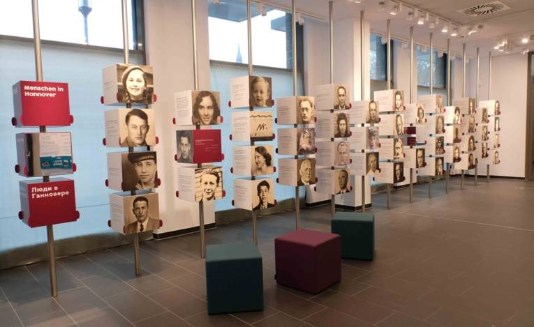 Ansicht der Portraitwand im ZeitZentrum Zivilcourage