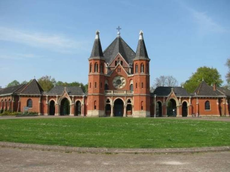 Foto van de ingang van de begraafplaats van Stöckener