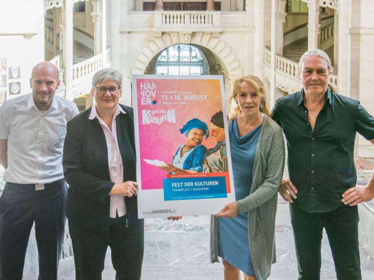 v.l.n.r.: Ralf Sonnenberg (Städtischer Eventmanager), Erste Stadträtin und Wirtschafts- und Umweltdezernentin Sabine Tegtmeyer-Dette und Traute Petershagen und Gerd Kespohl vom Kulturzentrum Pavillon