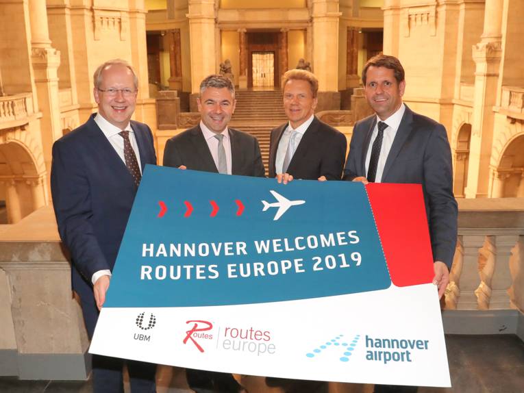 Oberbürgermeister Stefan Schostok, Steven Small (Marketingchef Routes), Dr. Raoul Hille (Geschäftsführer Flughafen GmbH) und Wirtschaftsminister Olaf Lies