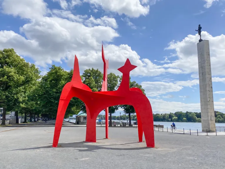 En stor röd skulptur: The Halberdier av Alexander Calder