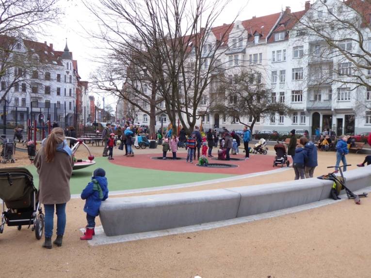 Platz mit Menschen. 