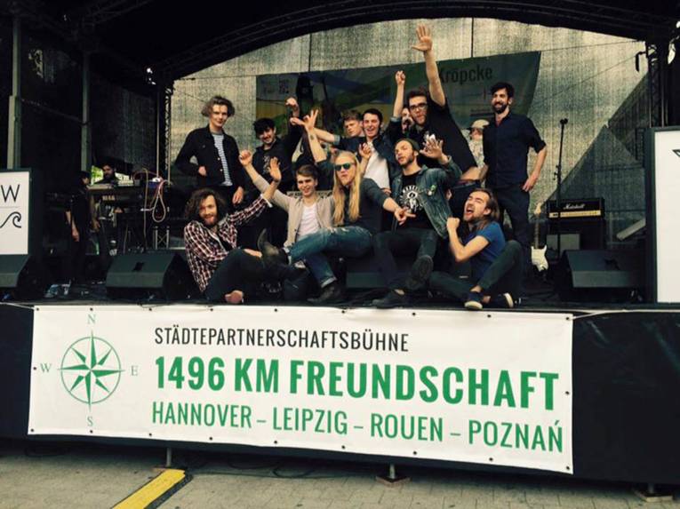 Junge Leute auf der Bühne der Städtepartnerschaften