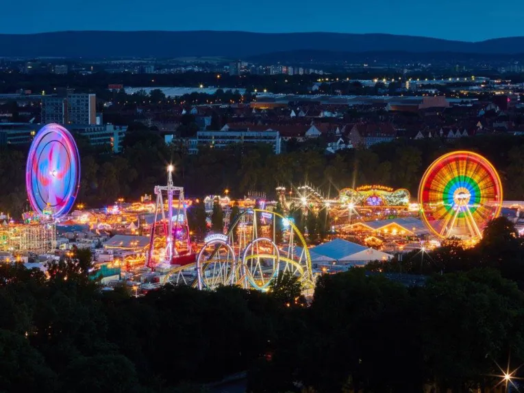 Treiben auf einem Volksfest. 