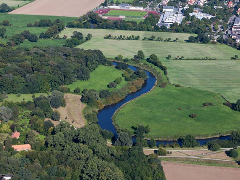 Die Leine windet sich durch die Landschaft