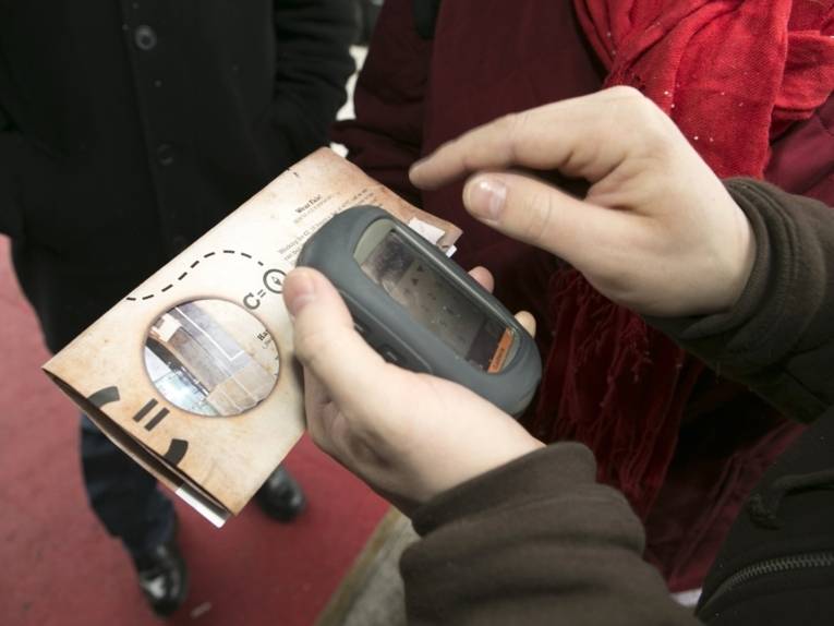 GPS-Gerät wird für eine Geocaching-Tour benutzt.