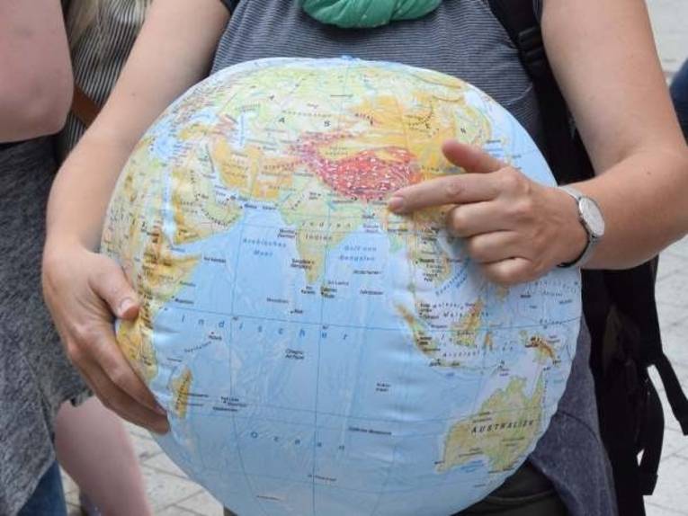 Aufgeblasener Wasserball als Globus