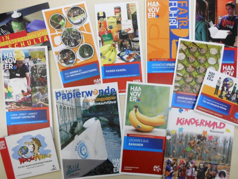 Verschiedene Flyer und Broschüren des Agenda21- und Nachhaltigkeitsbüros sind auf einem Tisch ausgebreitet